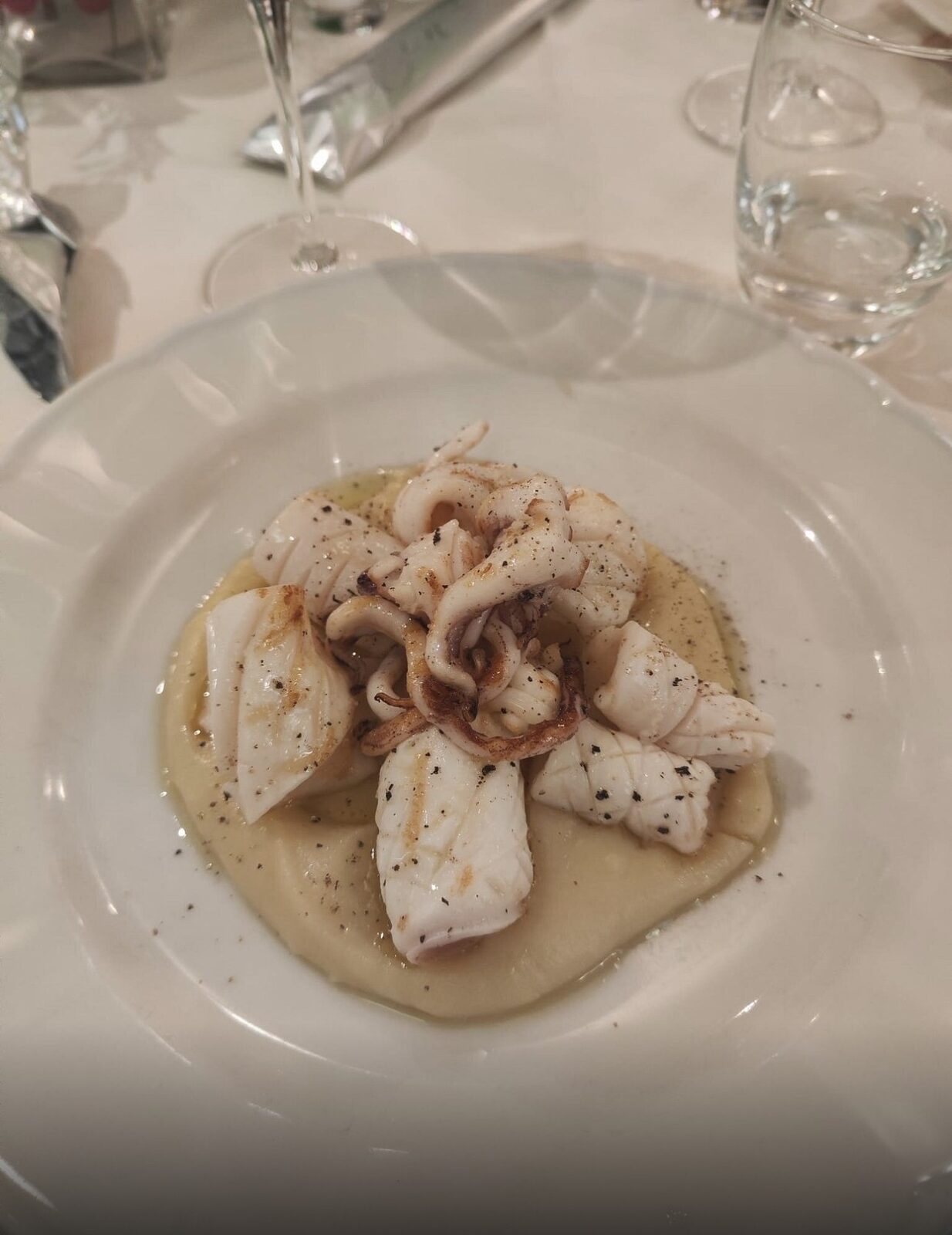 Calamari e seppie spadellati su crema di patate