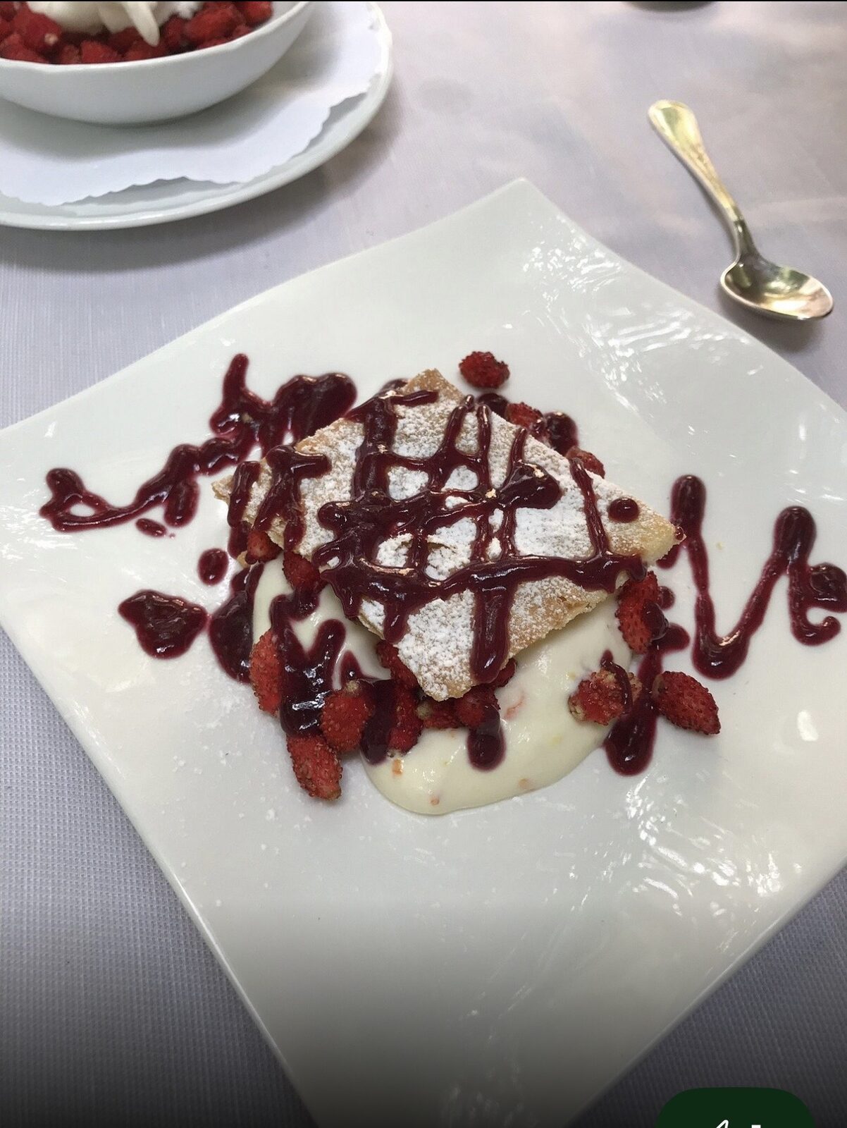Millefoglie con crema e fragoline di bosco