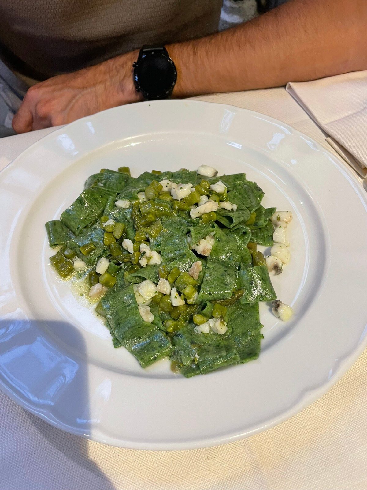 Pappardelle verdi con asparagi e pesce
