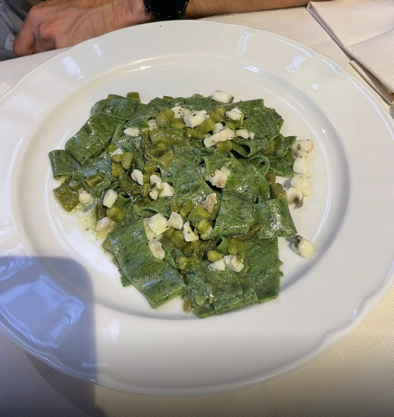 Pappardelle verdi con asparagi e pesce