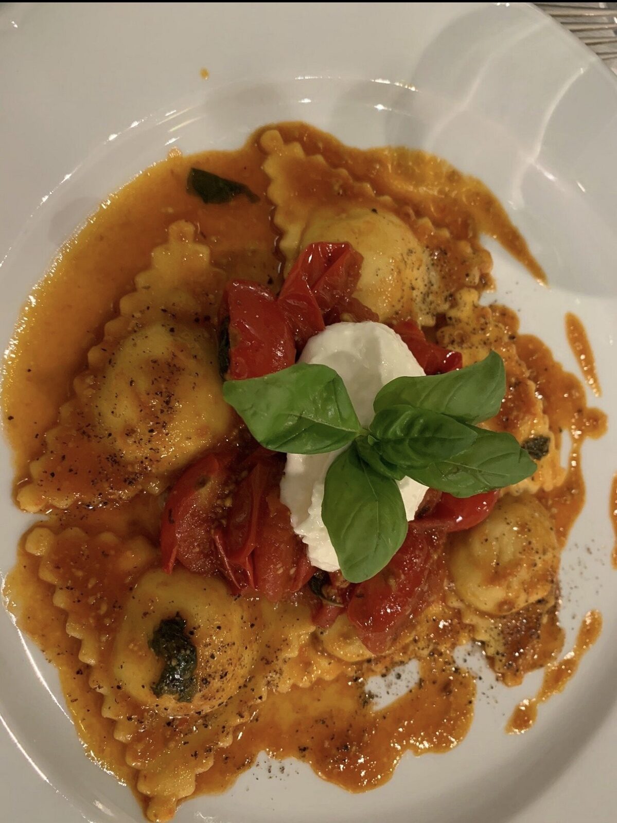 Ravioli di pesce con pomodorini freschi, basilico e scampi